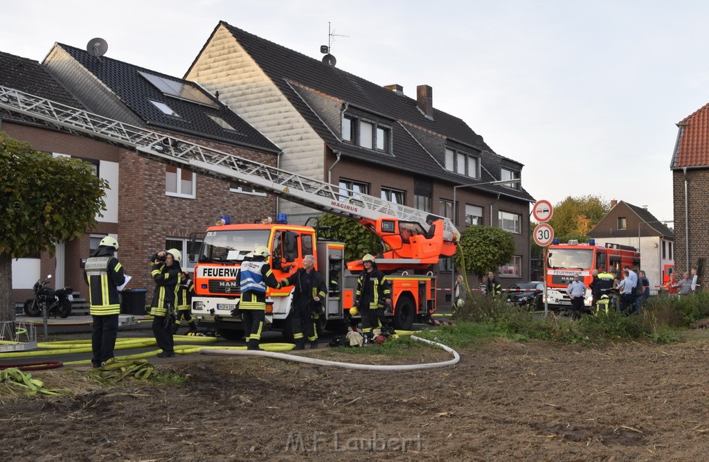 Feuer 2 Vollbrand Reihenhaus Roggendorf Berrischstr P055.JPG - Miklos Laubert